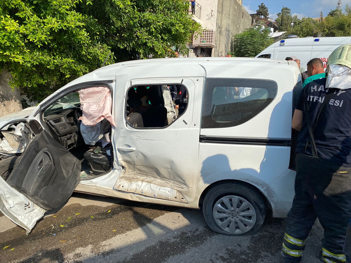 aa-20240816-35419539-35419538-hatayda-ambulans-ile-hafif-ticari-aracin-carpismasi-sonucu-9-kisi-yaralandi.jpg