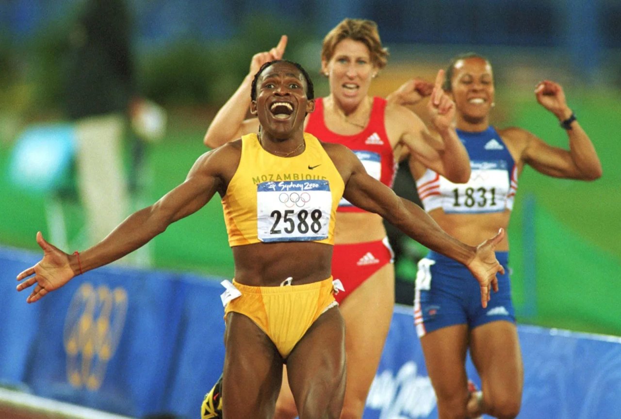 maria-mutola-finish-line-race-summer-olympics-sept-25-2000.webp