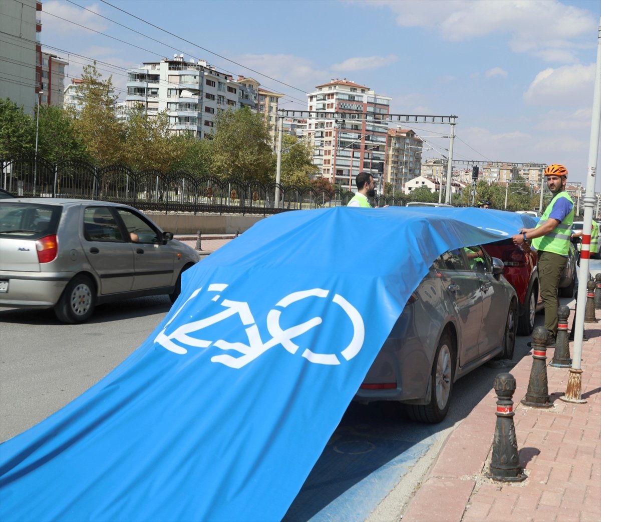 aa-20240919-35679852-35679846-konyada-bisiklet-yolunu-isgal-eden-araclarin-uzeri-mavi-brandayla-kaplandi.jpg