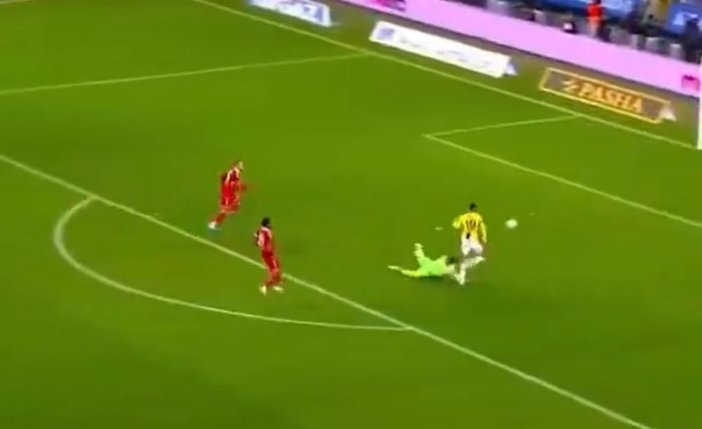 0x0-fenerbahce-penalti-kazandi-iste-o-pozisyon-1731259728871.jpg