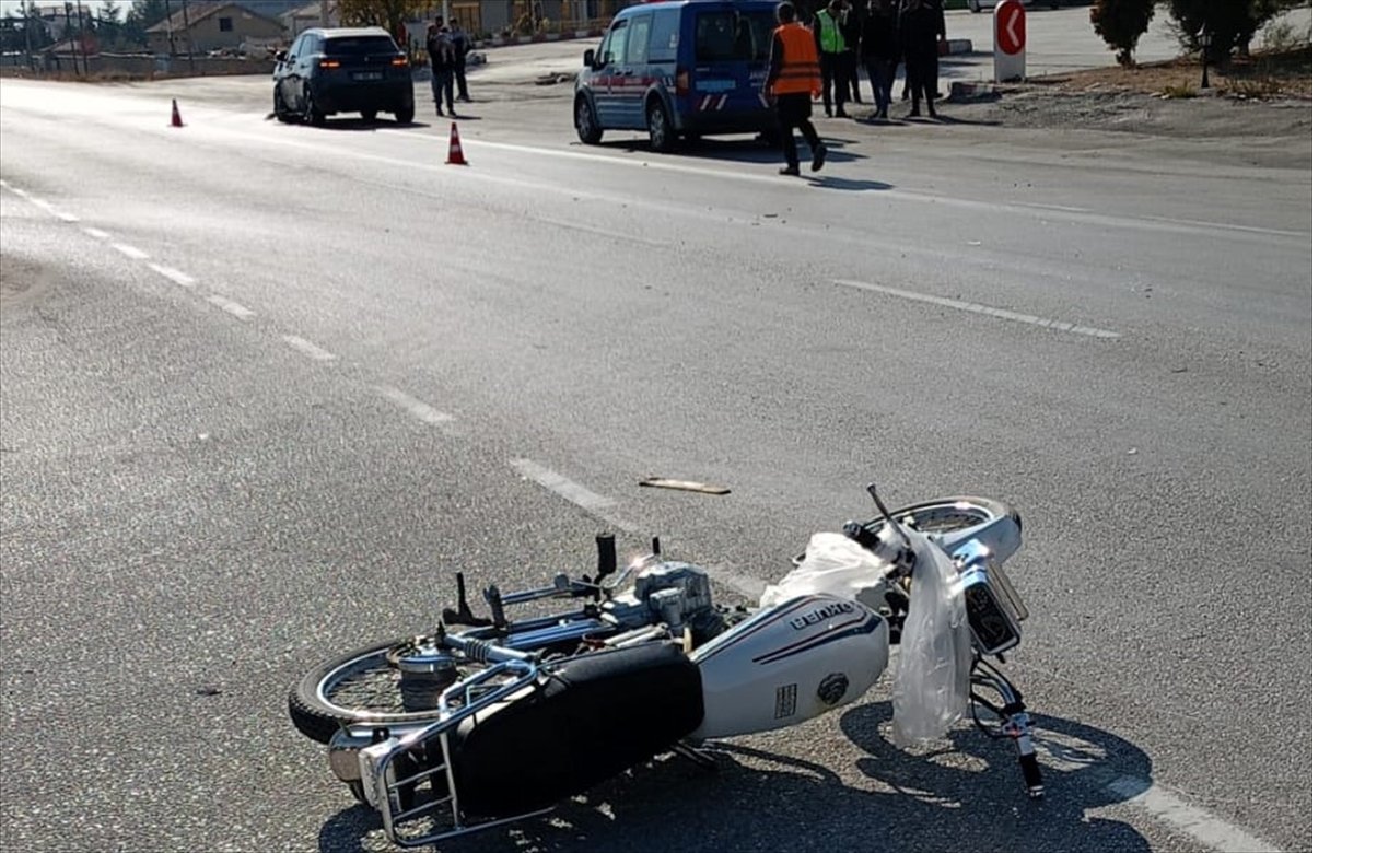 aa-20241112-36174927-36174925-konyada-otomobille-carpisan-motosiklet-surucusu-yaralandi.jpg