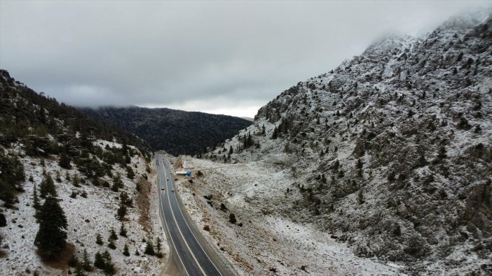 antalyayi-konyaya-baglayan-1825-metre-rakimli-alacabele-mevsimin-ilk-kari-yagdi-920e395.jpg