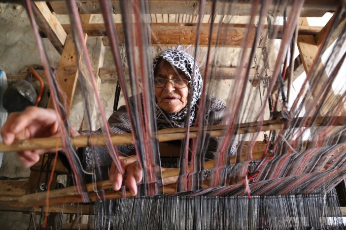 aa-20241129-36328884-36328880-yasayan-insan-hazineleri-odullu-konyali-dokuma-ustasi-tezgahini-birakmak-istemiyor.jpg