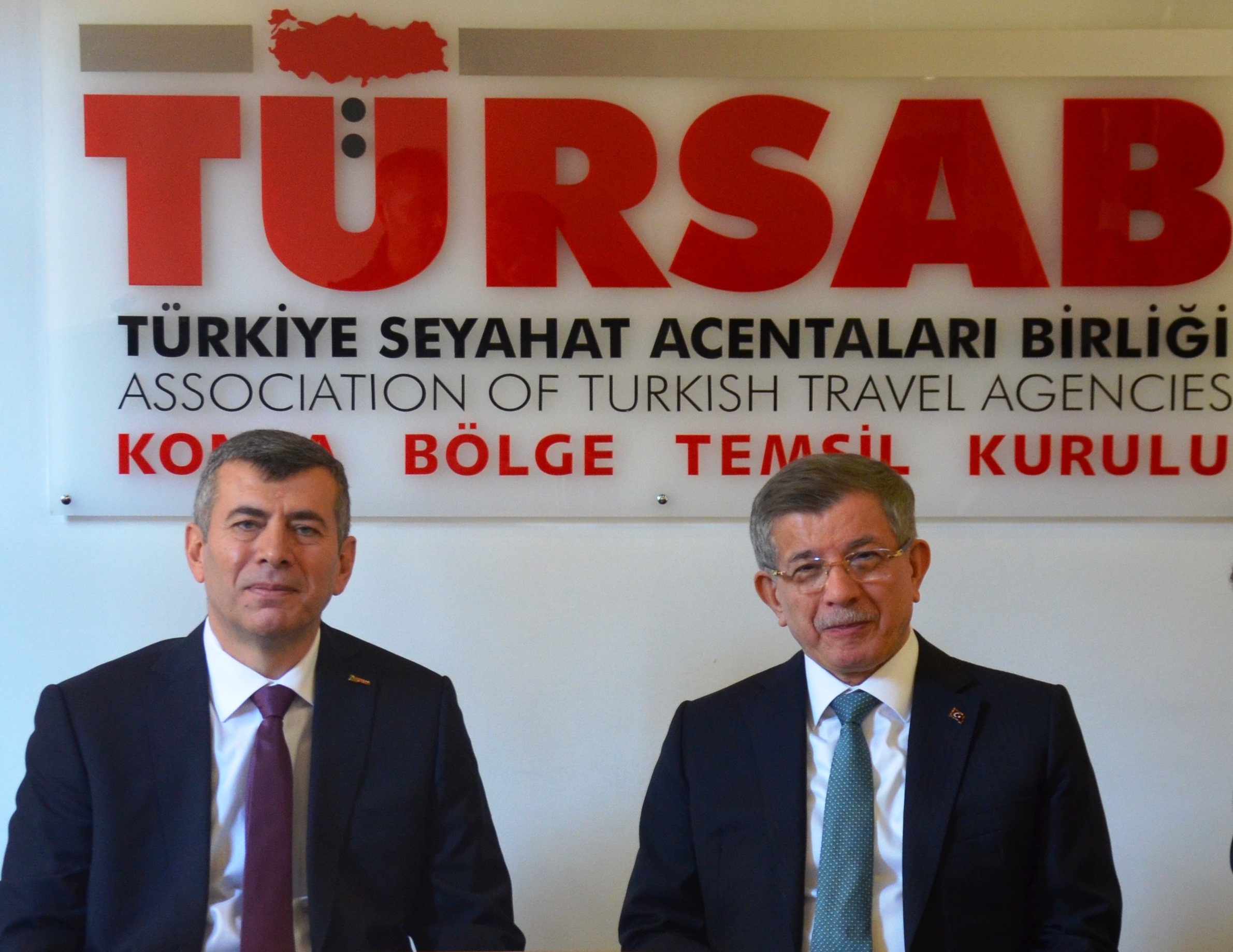 gp-genel-baskani-davutoglu-ve-tursab-konya-b-t-k-baskani-karahan-birlikte.jpg