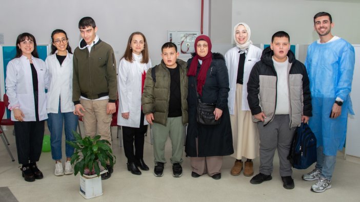 selcuk-universitesinde-ozel-gereksinimli-cocuklarin-dis-tedavileri-yapildi-5.png