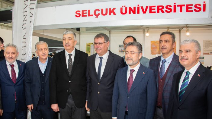 bakan-yumaklidan-selcuk-universitesi-standina-ziyaret-1.jpg