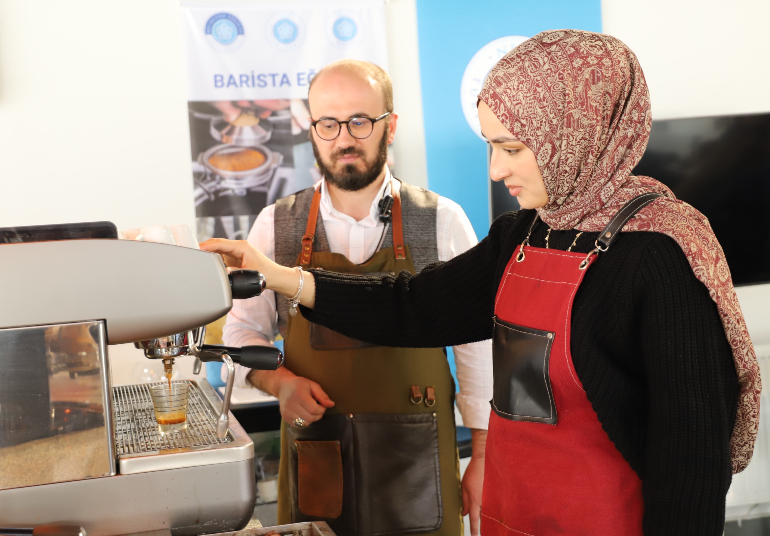masterchef-yarismacisi-beyza-huri-aydin-neu-barista-atolyesinde-egitim-aliyor-4-001.jpeg