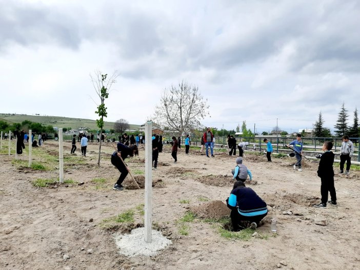 aa-20250502-37822954-37822951-seydisehirde-ogrenciler-fidanlari-toprakla-bulusturdu.jpg