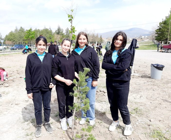 aa-20250502-37822954-37822953-seydisehirde-ogrenciler-fidanlari-toprakla-bulusturdu.jpg