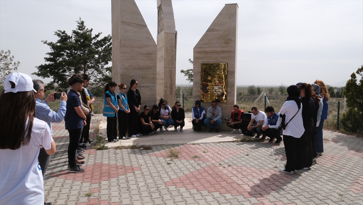 konyada-28-yil-once-trafik-kazasinda-hayatini-kaybedenler-anildi-4.jpg
