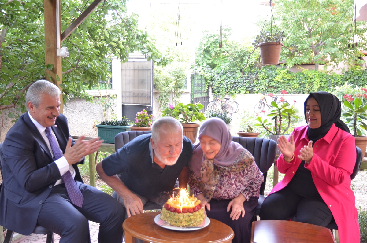 aa-20250718-38592746-38592743-konya-valisi-akin-aile-yili-etkinlikleri-kapsaminda-evlilikte-54-yilini-dolduran-cifti-ziyaret-etti.jpg