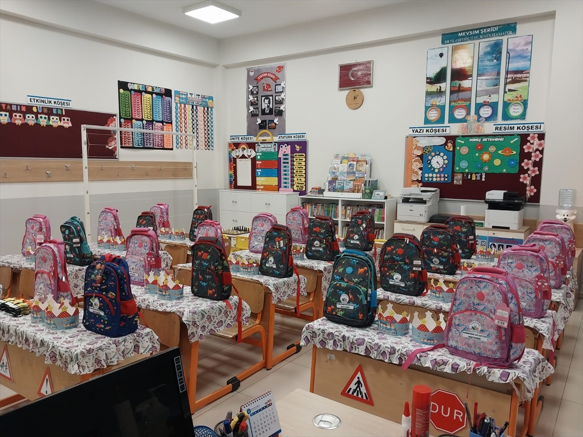 karapinarda-900-birinci-sinif-ogrencisine-kirtasiye-destegi-5.jpg