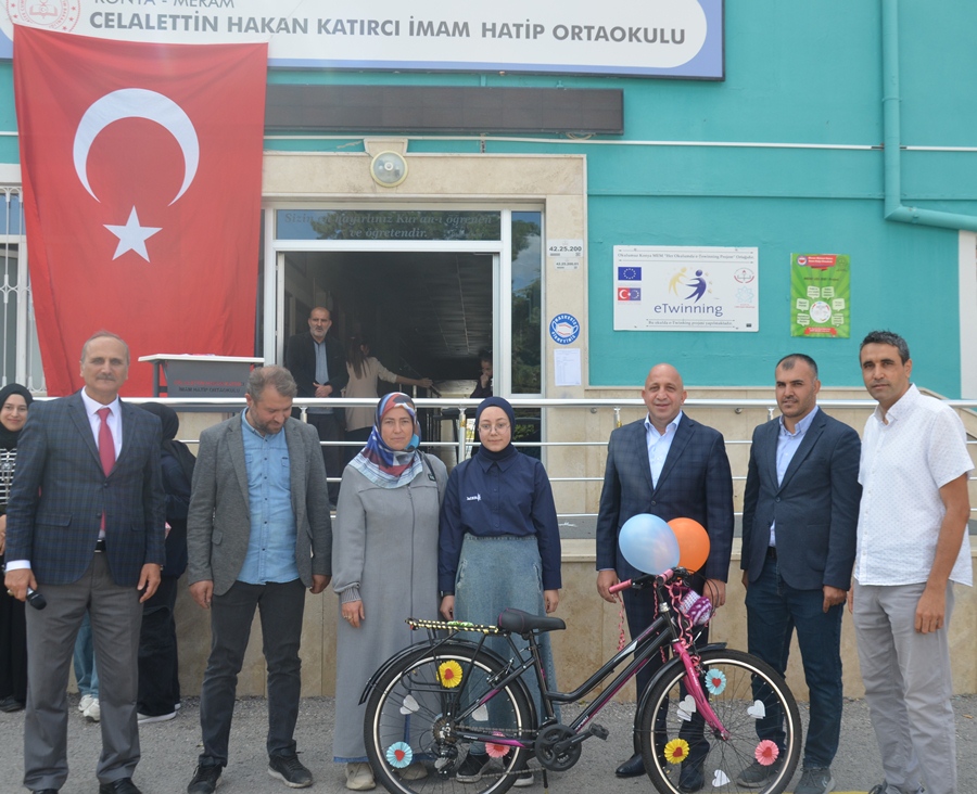 celalettin-hakan-katirci-lgs-okul-ikincisi-amine-erva-acikgoze-bisiklet-hediye-ederken-foto.jpg
