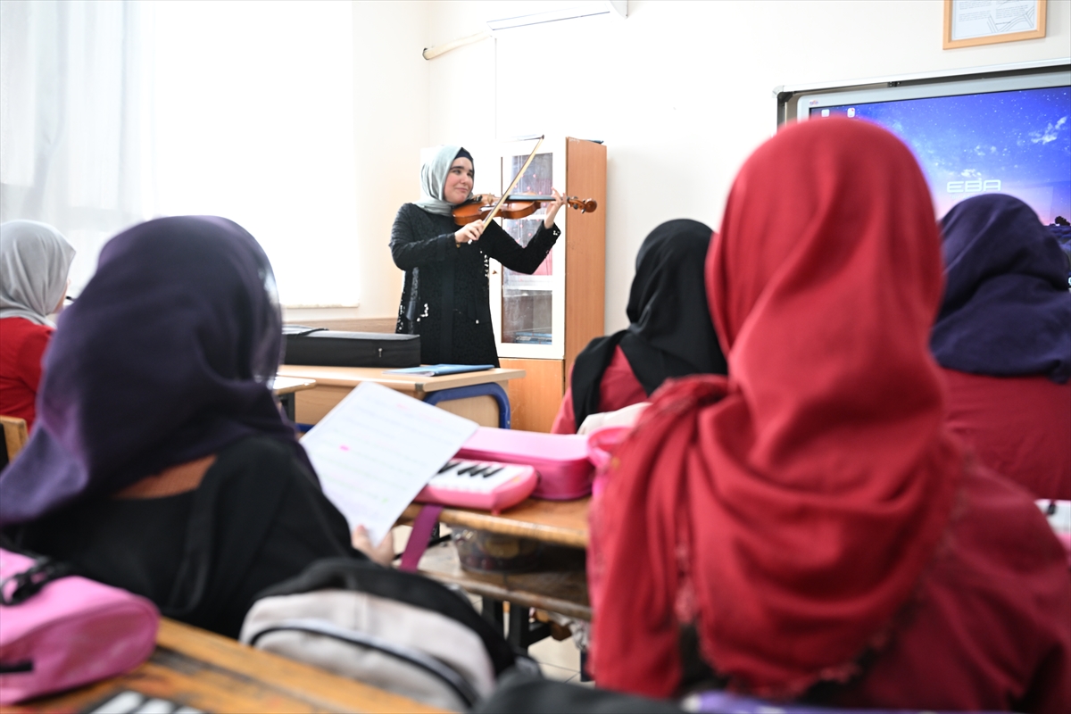 aa-20251210-39939161-39939155-gorme-engelli-muzik-ogretmeni-melodilerle-ogrencilerine-ilham-oluyor.jpg
