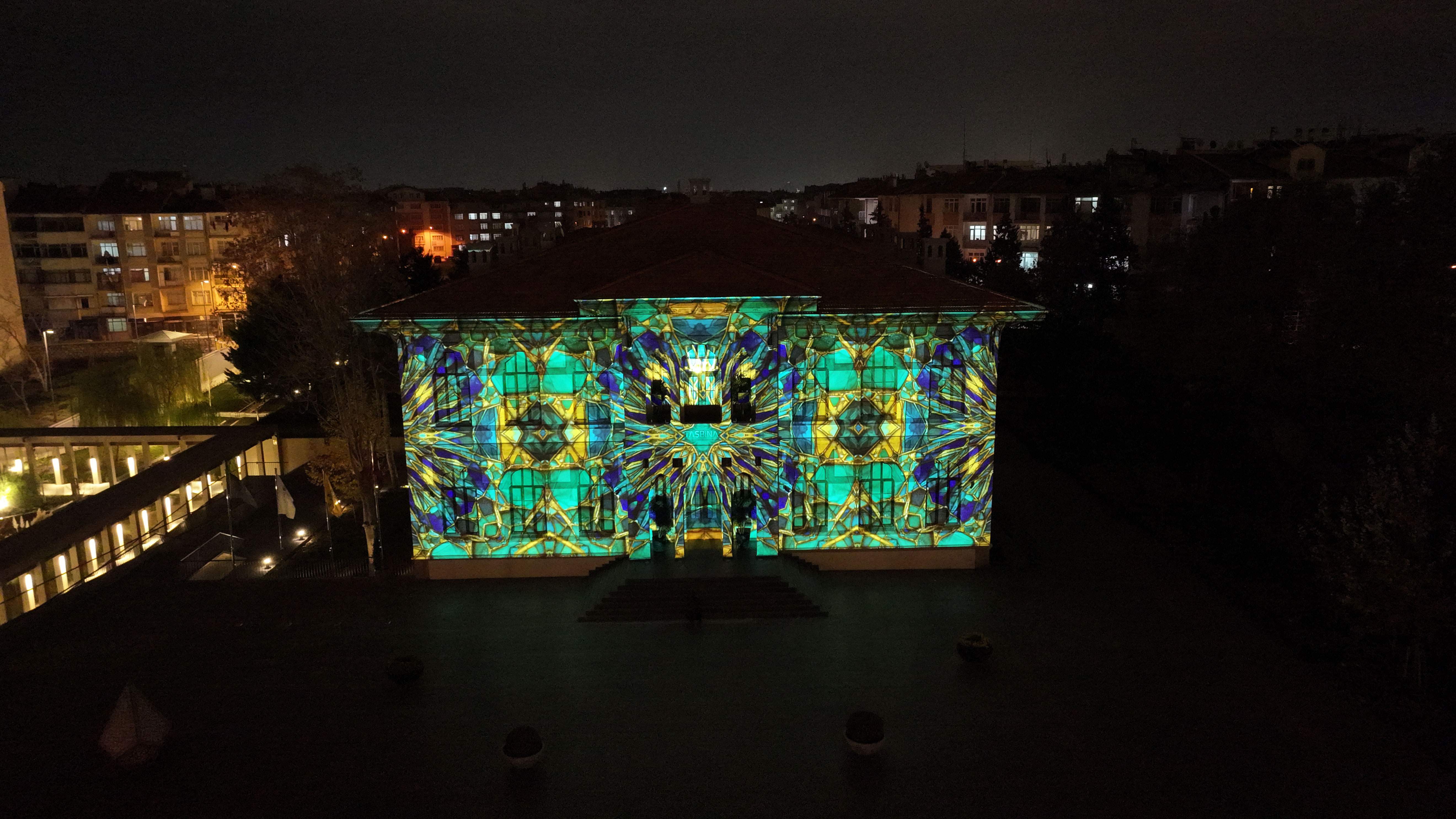 konya-buyuksehir-tas-binanin-tarihi-siluetinde-video-mapping-gosterisi-baslatti-1.jpg
