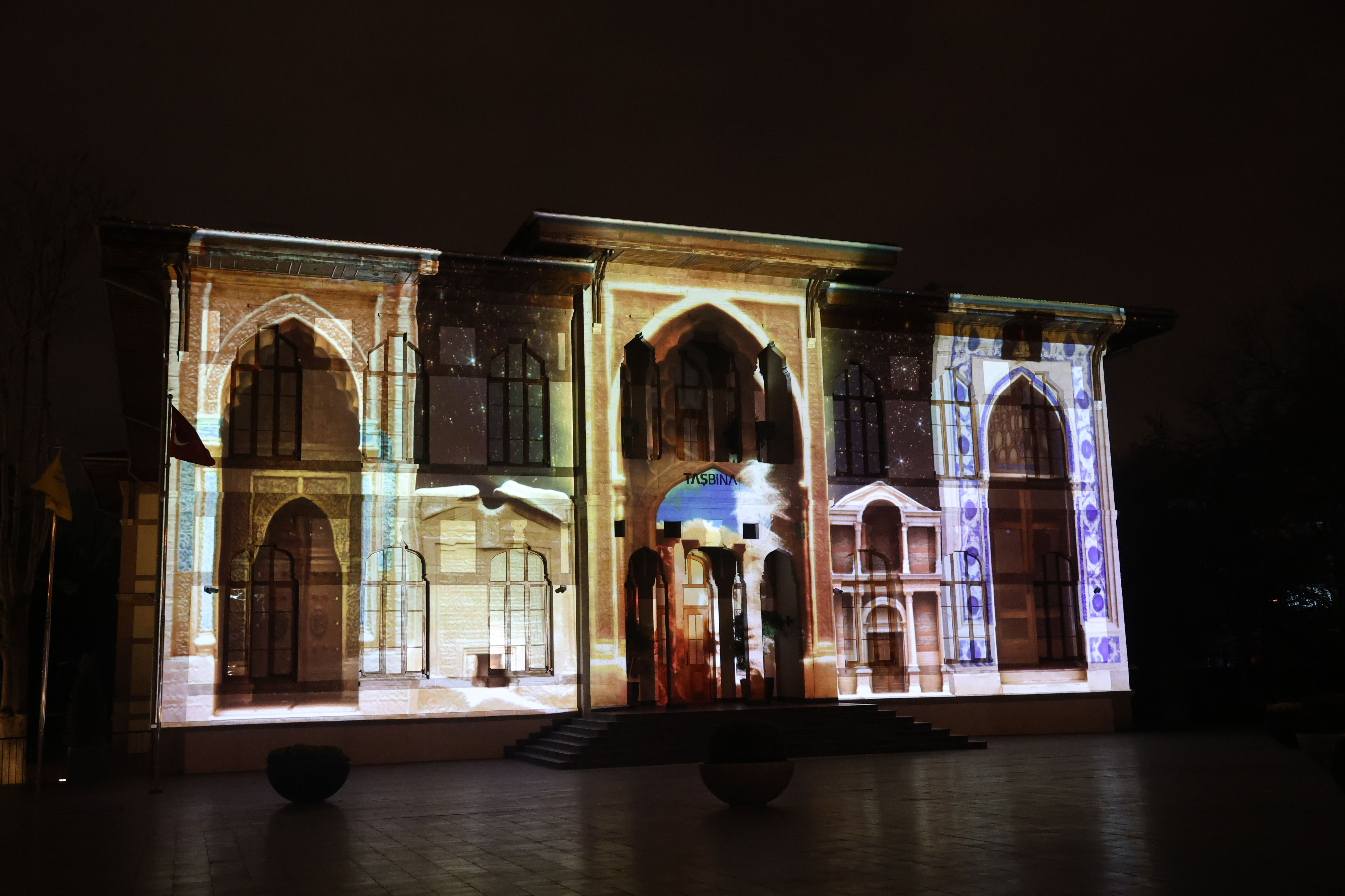 konya-buyuksehir-tas-binanin-tarihi-siluetinde-video-mapping-gosterisi-baslatti-6.jpg