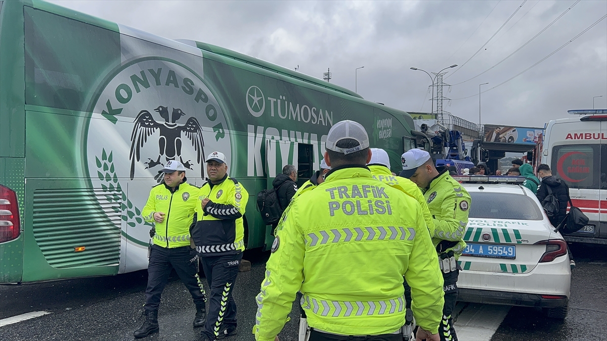 aa-20260130-40410346-40410344-konyasporun-genc-takim-otobusu-ile-kamyonun-carpistigi-kazada-3-kisi-yaralandi.jpg