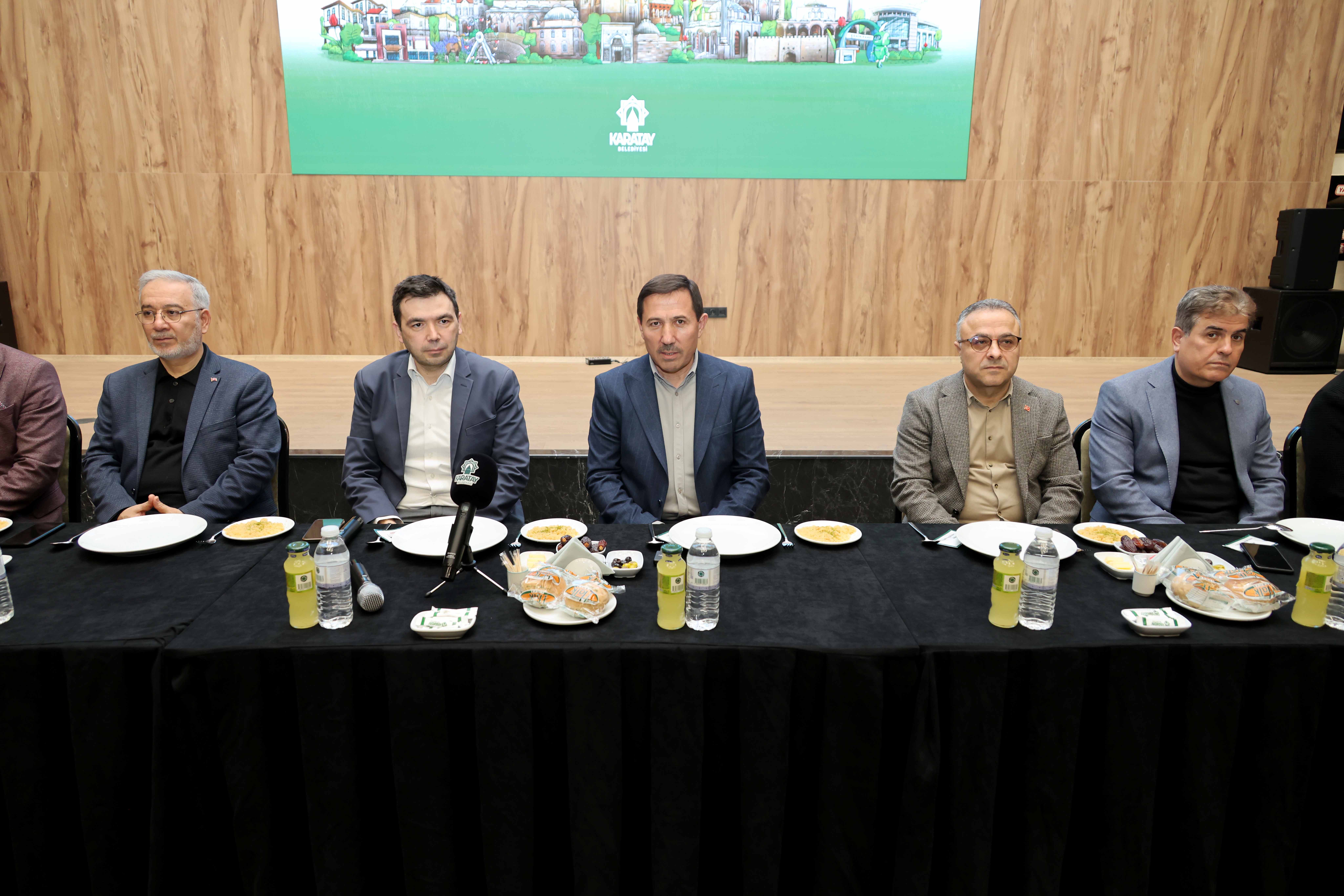 karatay-protokolu-ve-muhtarlar-iftar-programinda-bir-araya-geldi-1.jpg