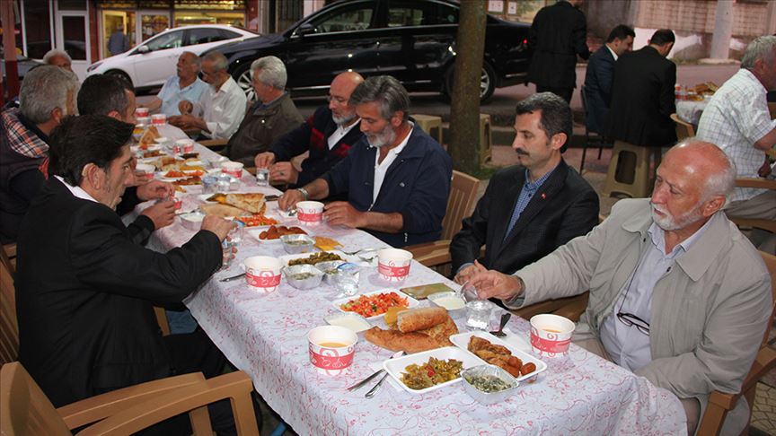 ramazan-gelecek-aya-bakin-4.jpg