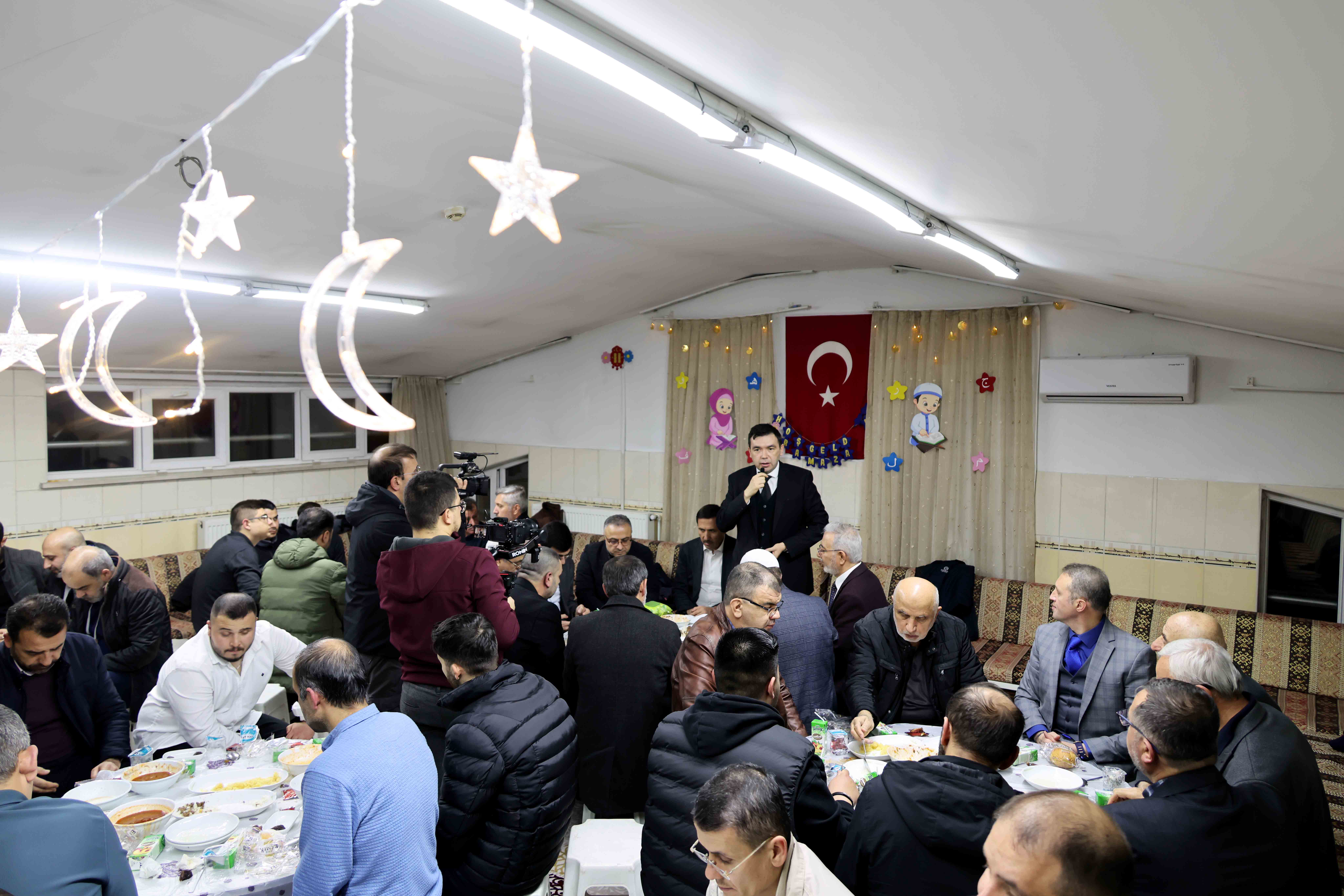 hasan-kilca-iftar-ve-teravih-programlarinda-vatandaslarla-bir-araya-geldi-3.jpg