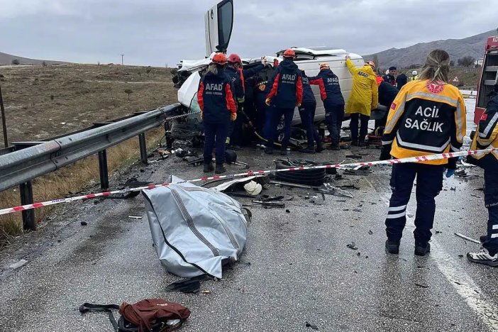 1297-konyada-kaza-otomobil-ve-ticari-arac-carpisti-2-olu-4-yarali.webp
