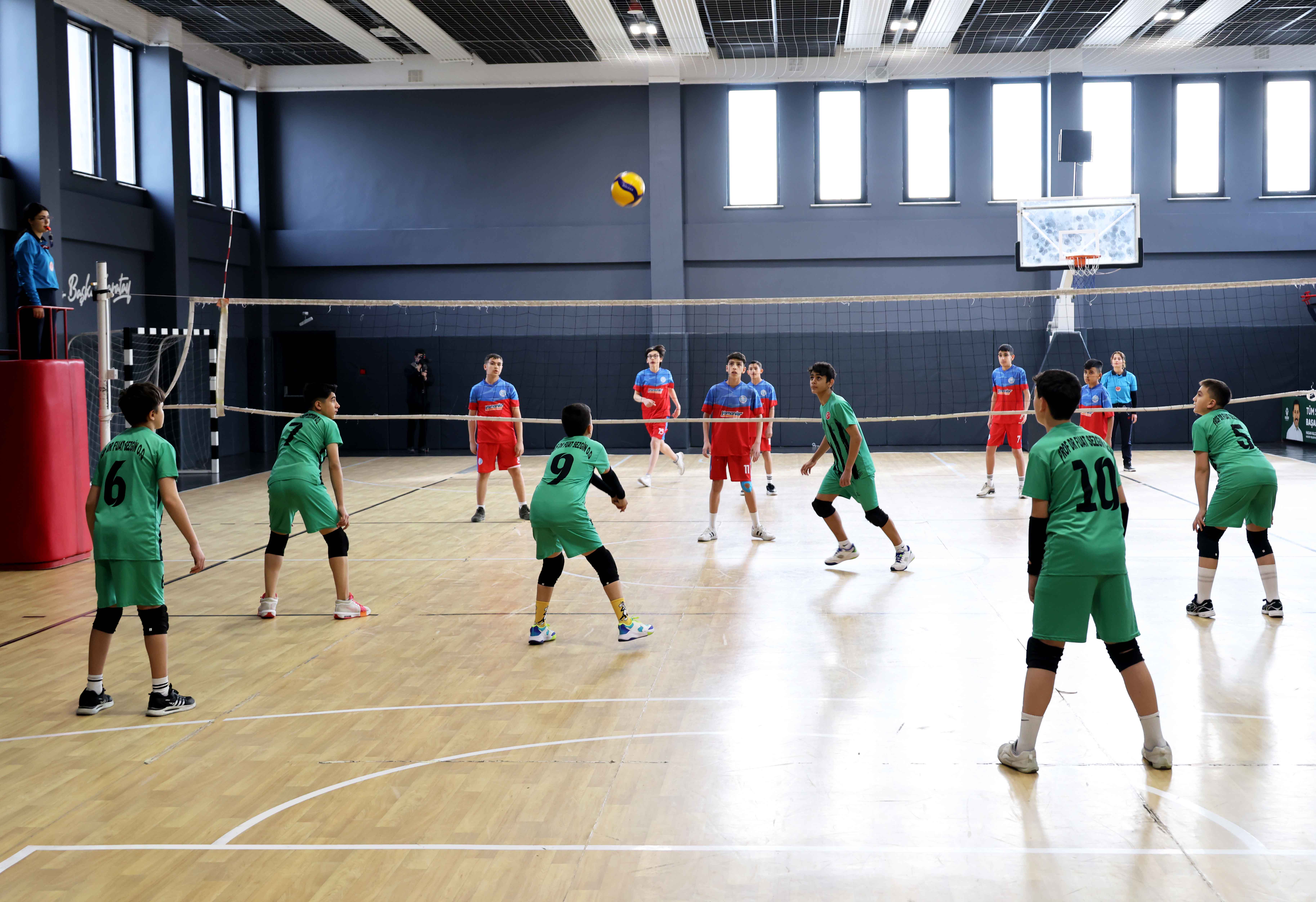 ortaokullar-arasi-kardeslik-ve-dostluk-erkekler-voleybol-turnuvasi-basladi-4.jpg