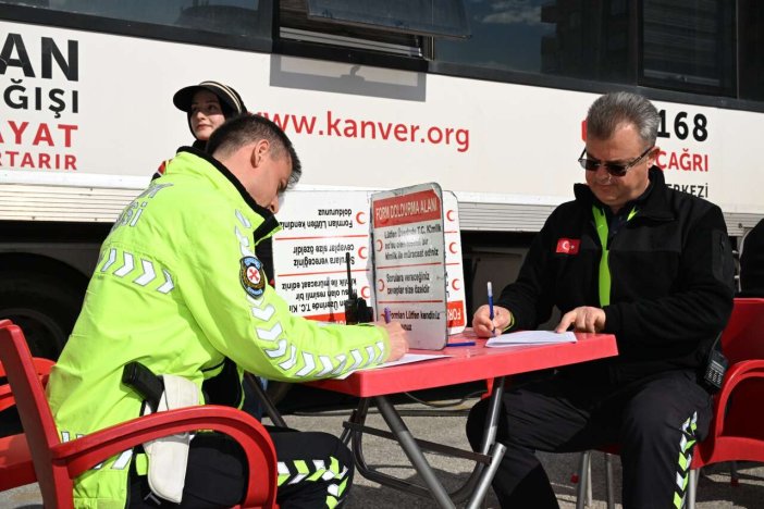 konya-emniyetinden-anlamli-etkinlik-polisler-kan-bagisi-yapti.jpg