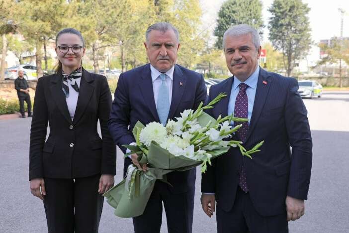 bakan-bak-konya-valiliginde-spor-yatirimlari-masaya-yatirildi-001.jpg