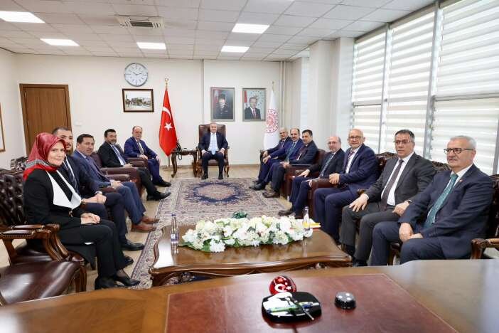 bakan-bak-konya-valiliginde-spor-yatirimlari-masaya-yatirildi-002.jpg