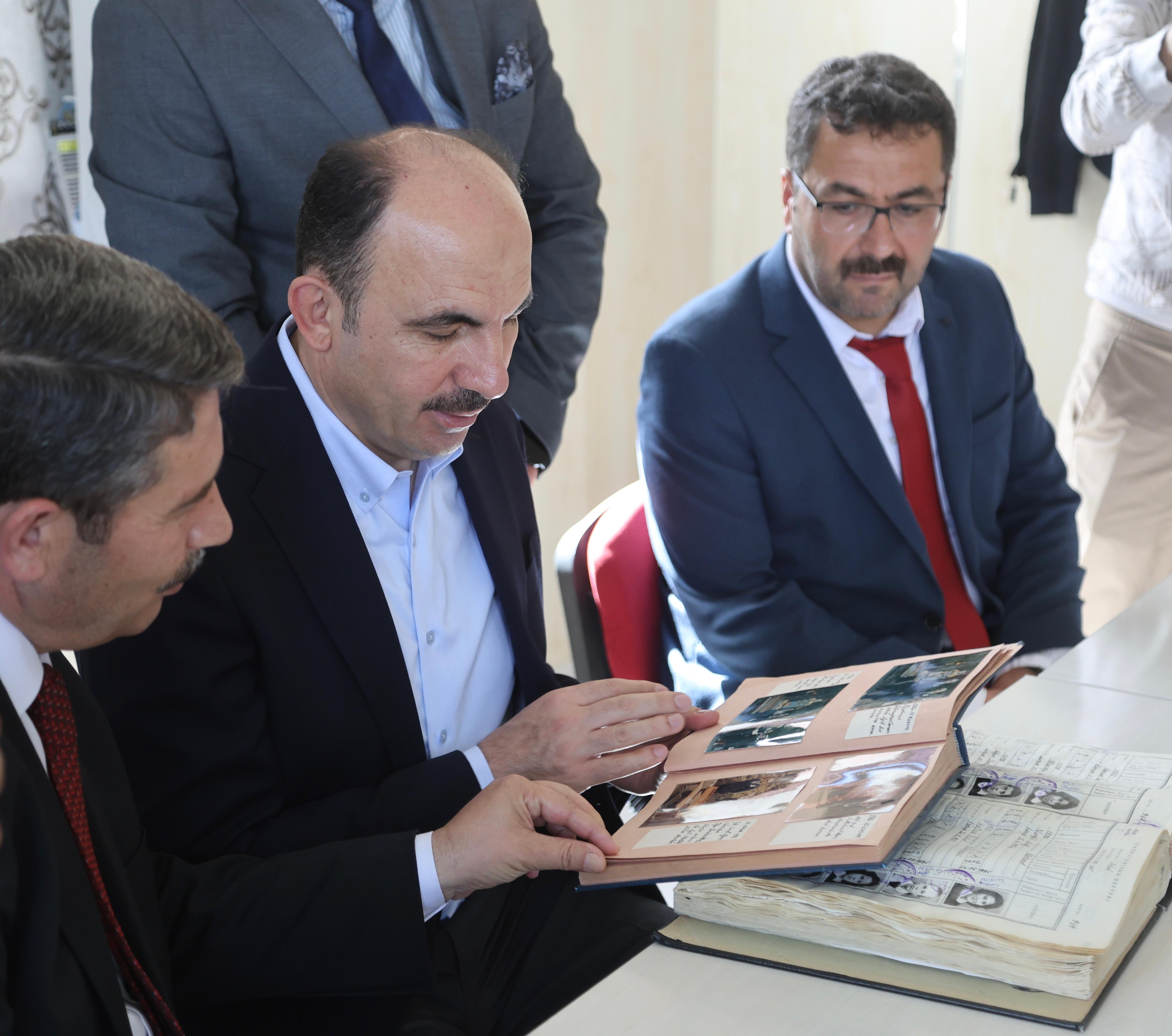 baskan-altay-mezun-oldugu-selcuk-ilkokulunda-ogrencilerle-bulustu-2.jpg