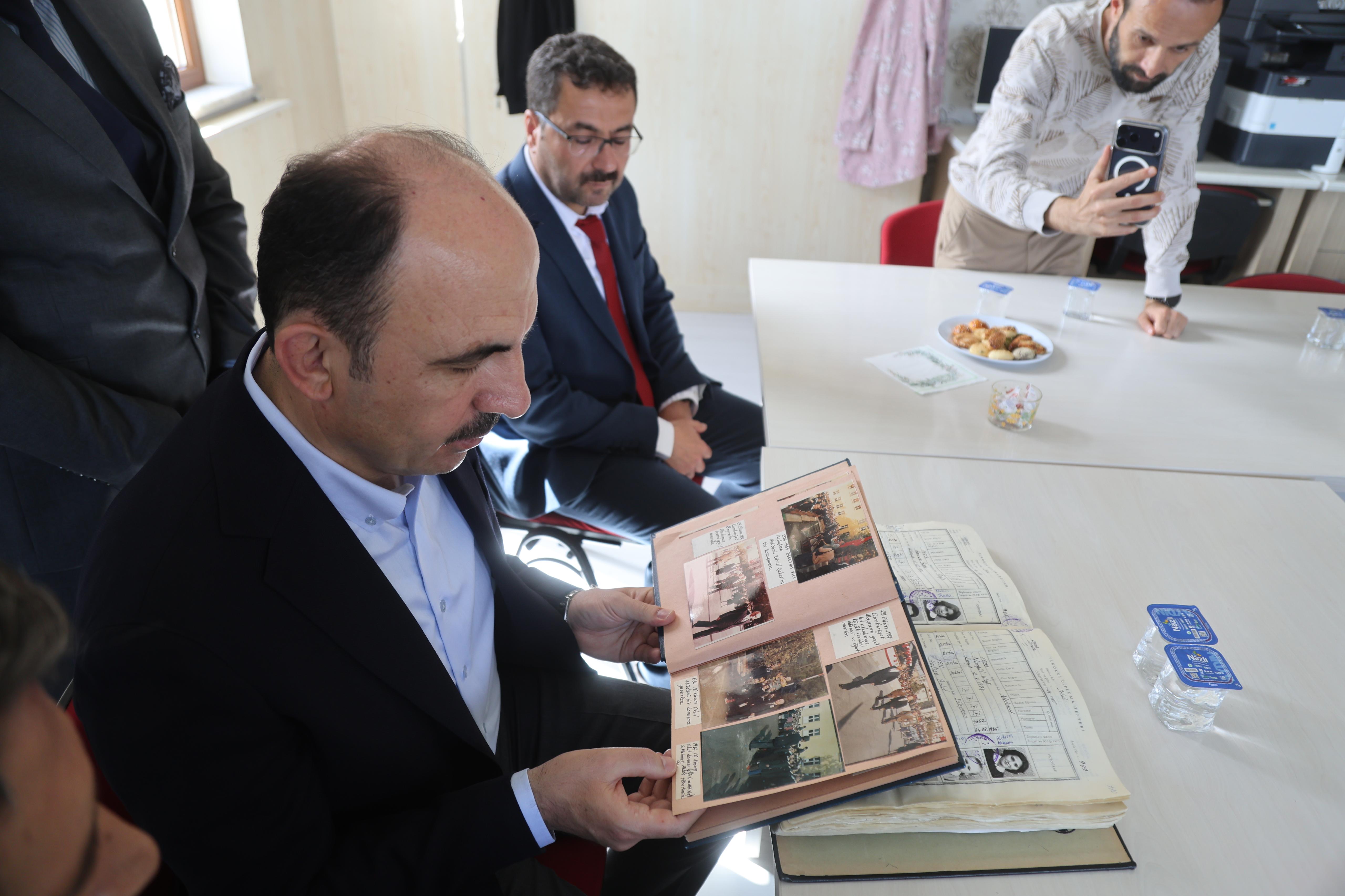 baskan-altay-mezun-oldugu-selcuk-ilkokulunda-ogrencilerle-bulustu-6.jpg