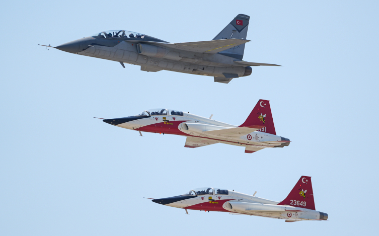 aa-20260606-41596955-41596937-izmirde-duzenlenen-genclik-ve-havacilik-festivalinde-askeri-hava-araclari-gecis-yapti.jpg