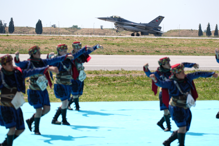 aa-20260606-41596955-41596941-izmirde-duzenlenen-genclik-ve-havacilik-festivalinde-askeri-hava-araclari-gecis-yapti.jpg