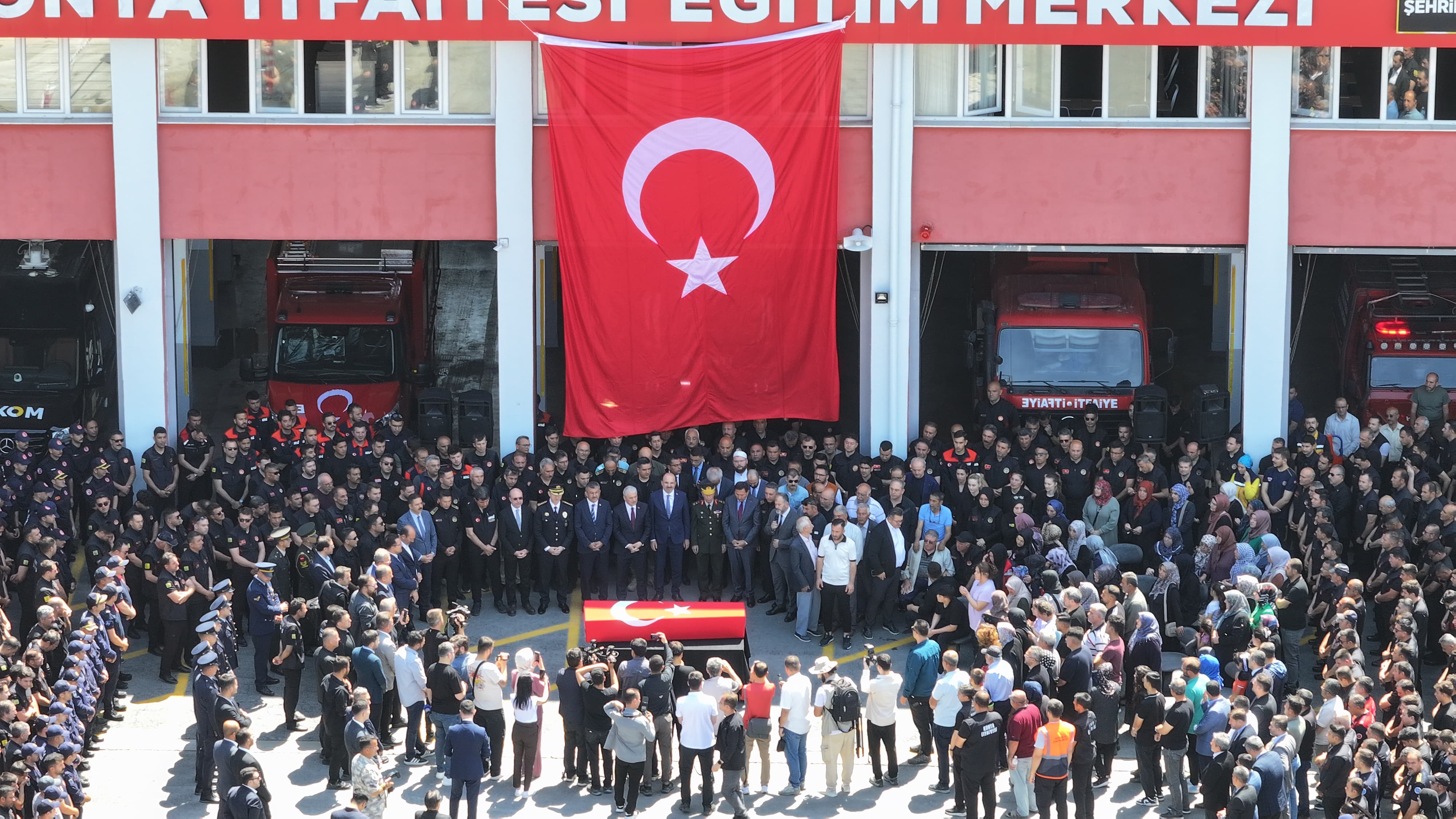 sehit-itfaiye-eri-mehmet-tekeli-son-yolculuguna-ugurlandi-12.jpg