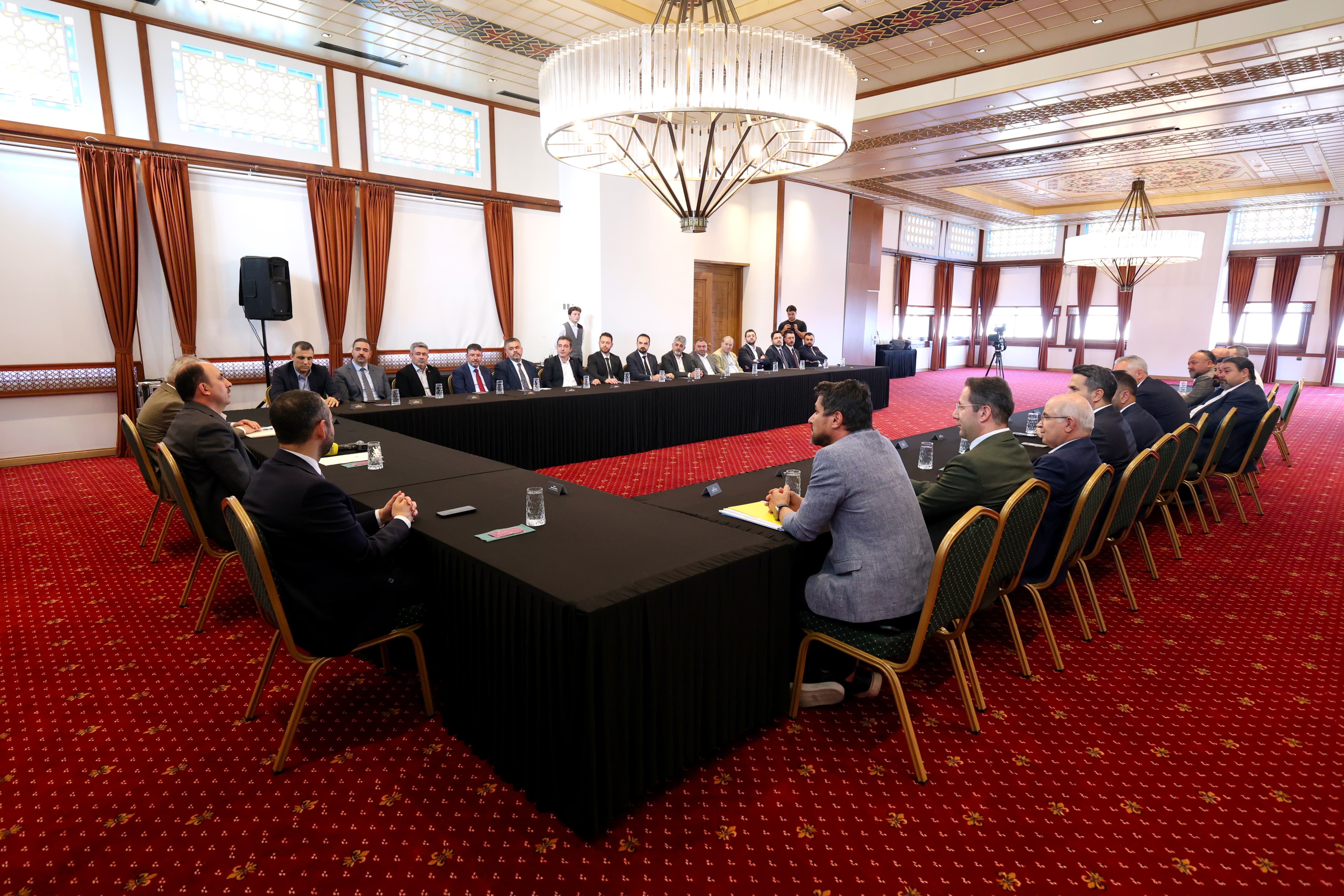 baskan-altay-meslek-odalarinin-baskanlariyla-istisare-toplantisinda-bulustu-1.jpg
