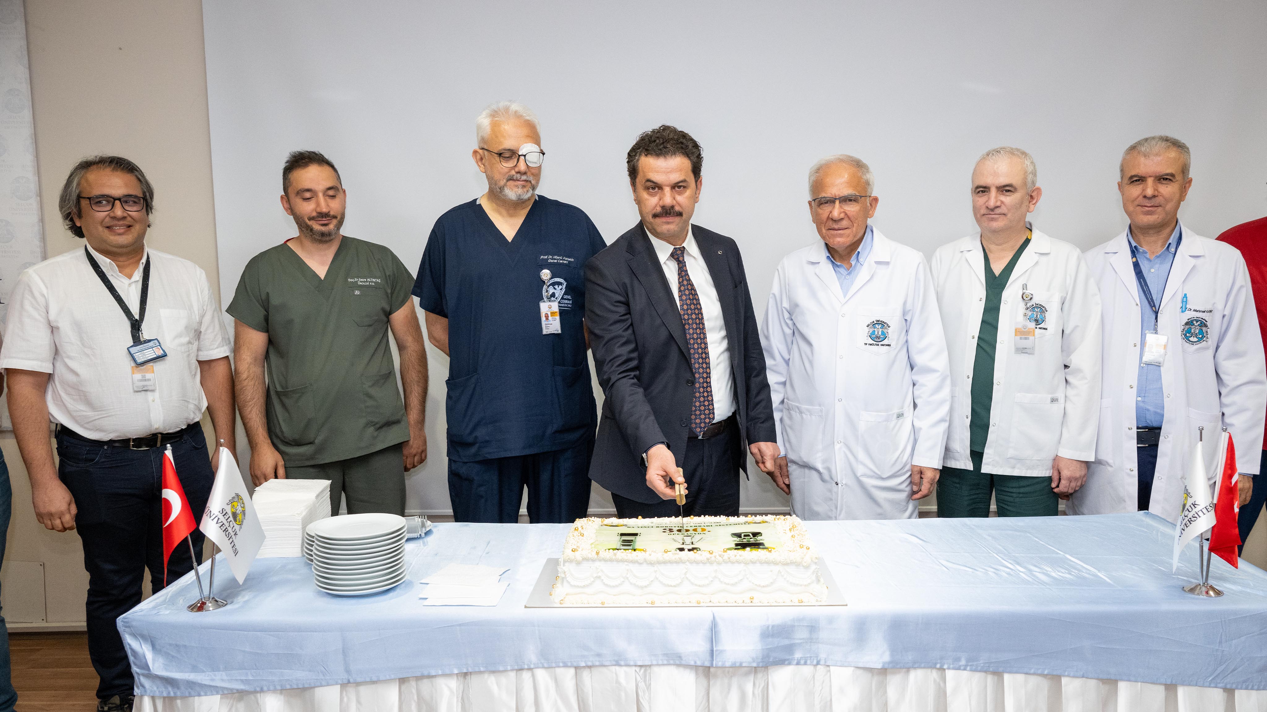 selcuk-tipta-robotik-cerrahi-ile-300-ameliyat-yapildi-1.jpeg
