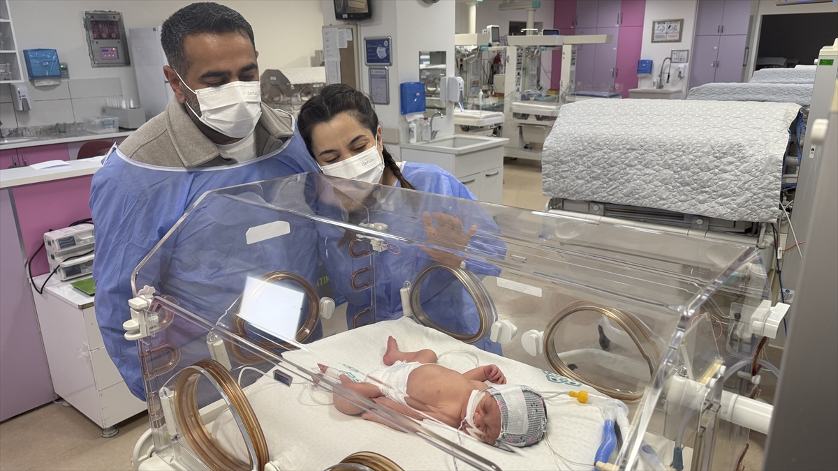 aa-20260622-41747264-41747262-ikiz-annenin-ikiz-bebeklerini-de-ayni-doktor-dunyaya-getirdi.jpg
