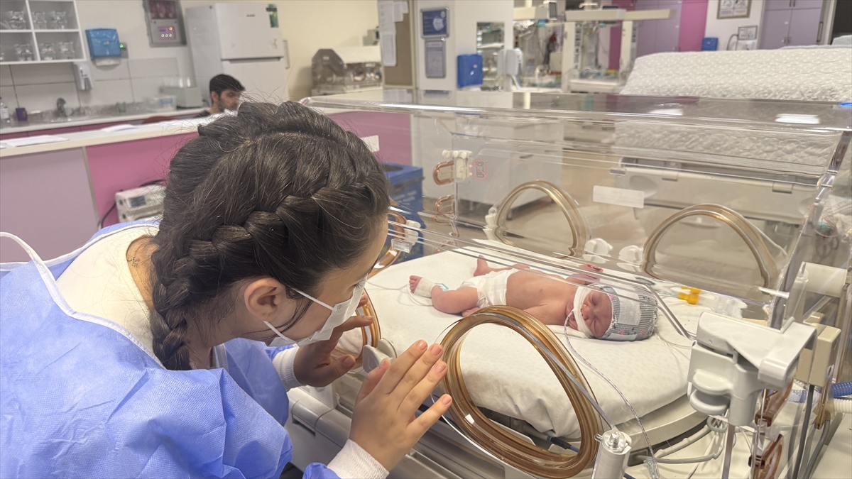 aa-20260622-41747264-41747263-ikiz-annenin-ikiz-bebeklerini-de-ayni-doktor-dunyaya-getirdi.jpg