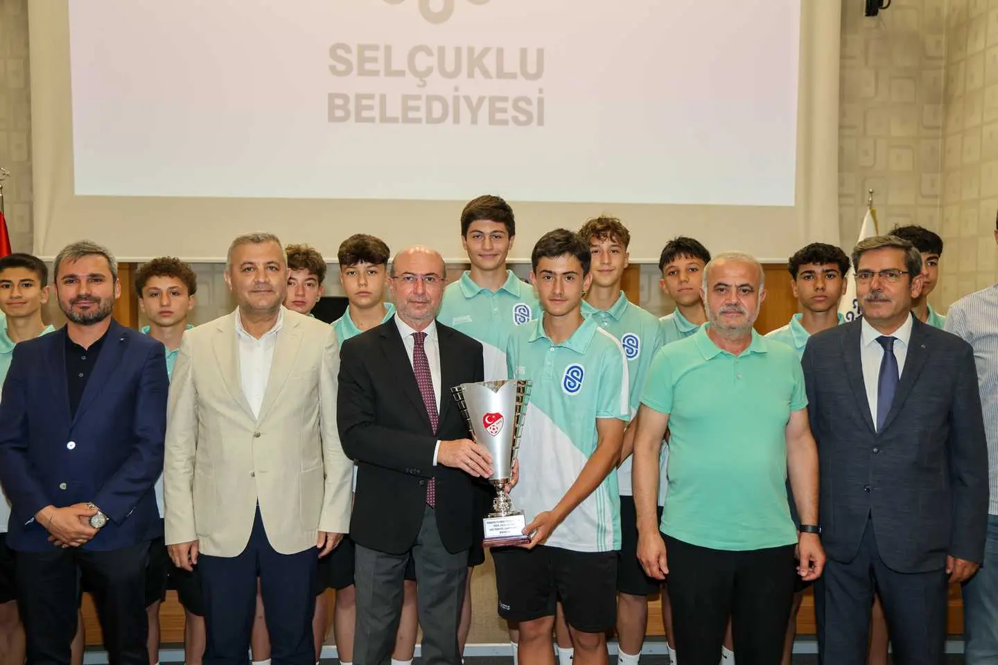 586-8180-selcuklunun-sampiyon-sporculari-baskan-pekyatirmaci-ile-bulustu.webp