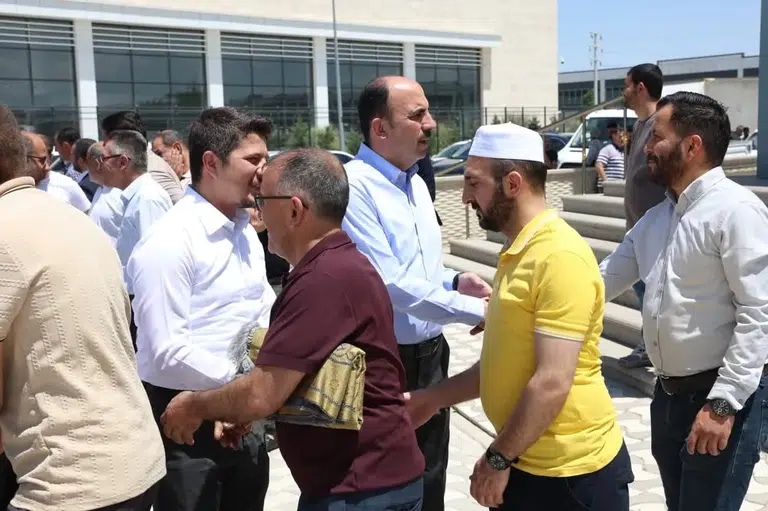 9zo6-konyada-cuma-bulusmasi-baskan-altay-cemaatle-bir-araya-geldi.webp