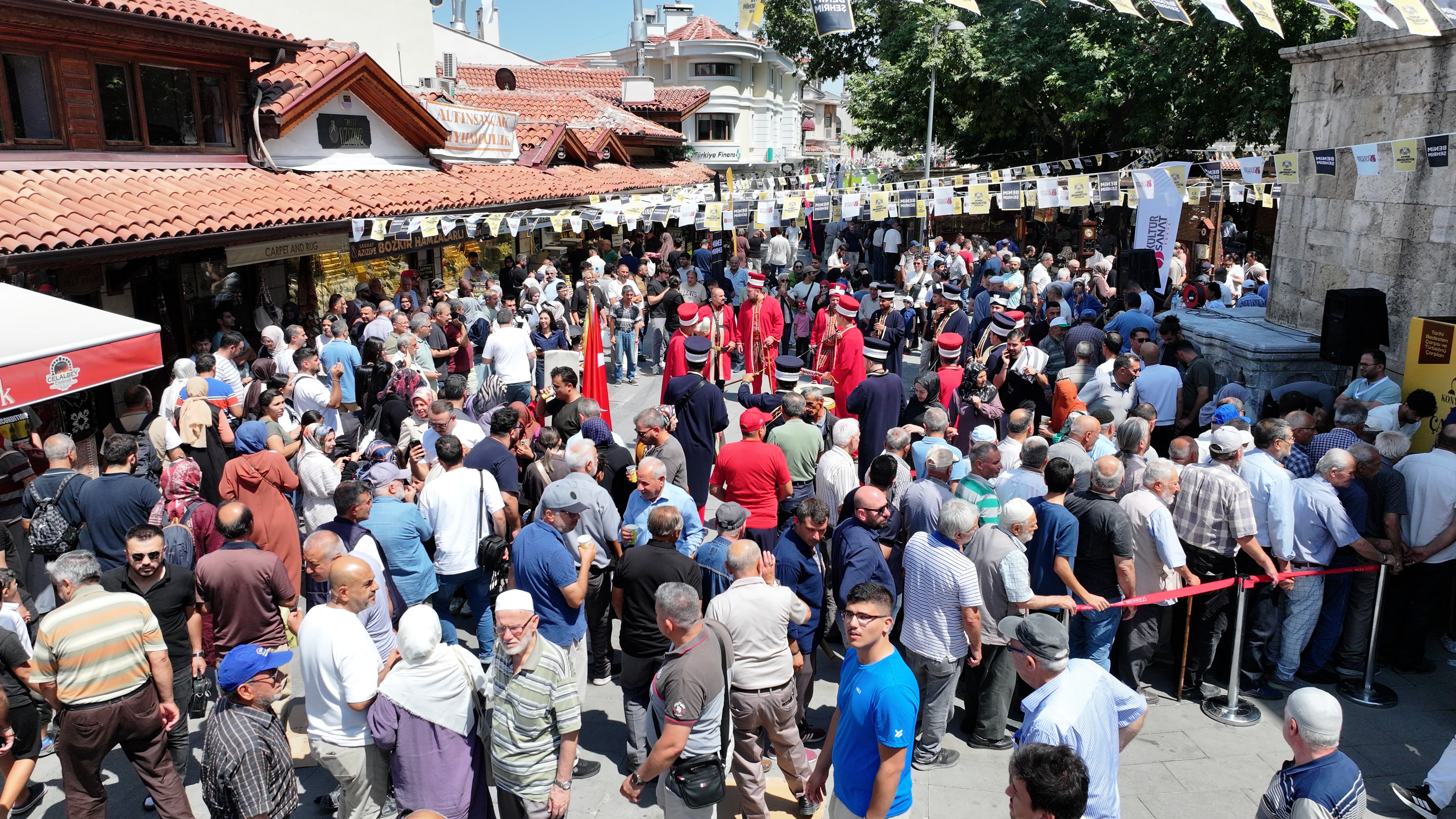 konyada-tarihi-carsilar-alisveris-gunleri-basladi-6.jpg