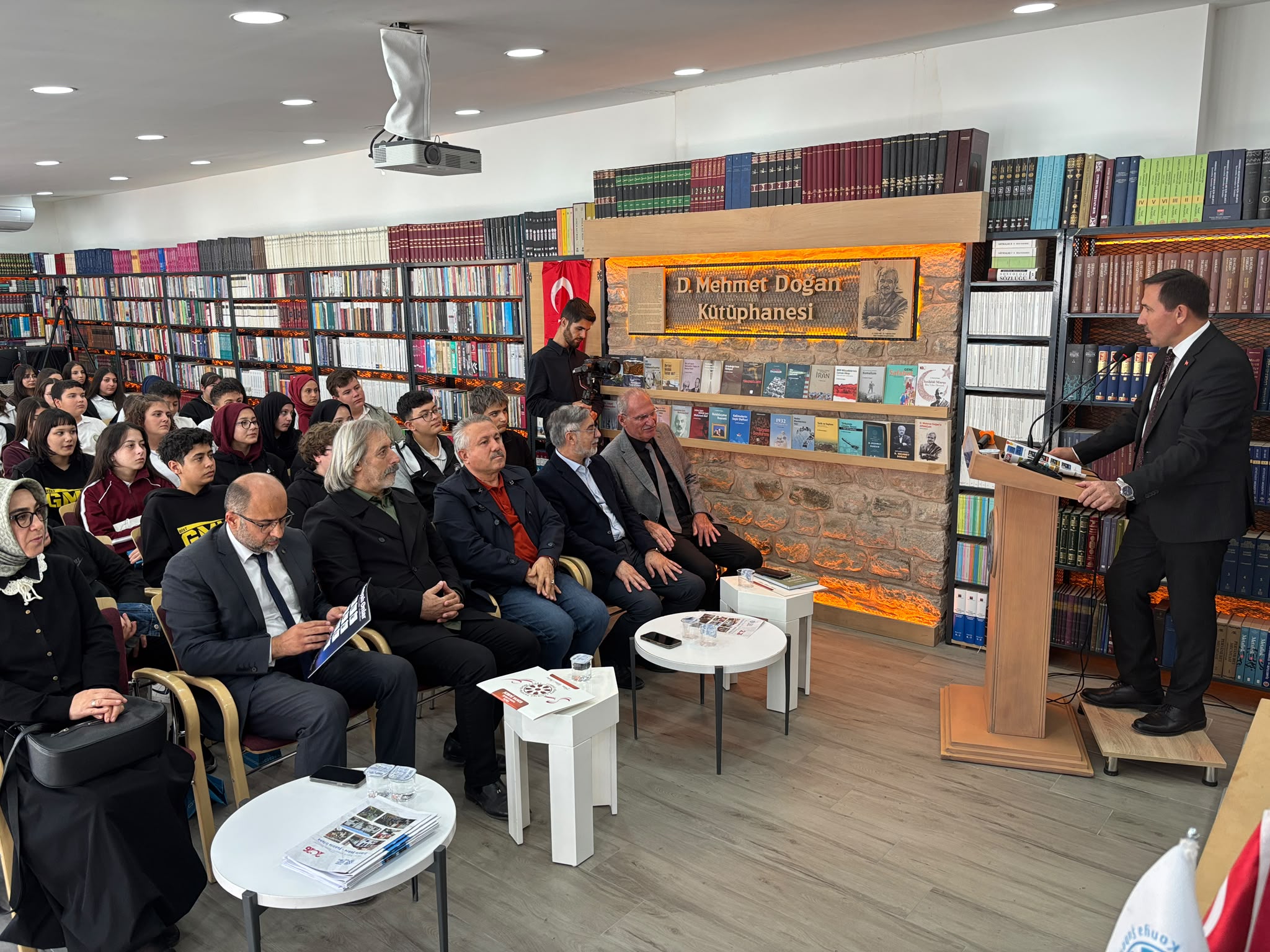 teneffus-bulusmalarinda-ogrenciler-yazarlarla-bulustu-2.jpeg
