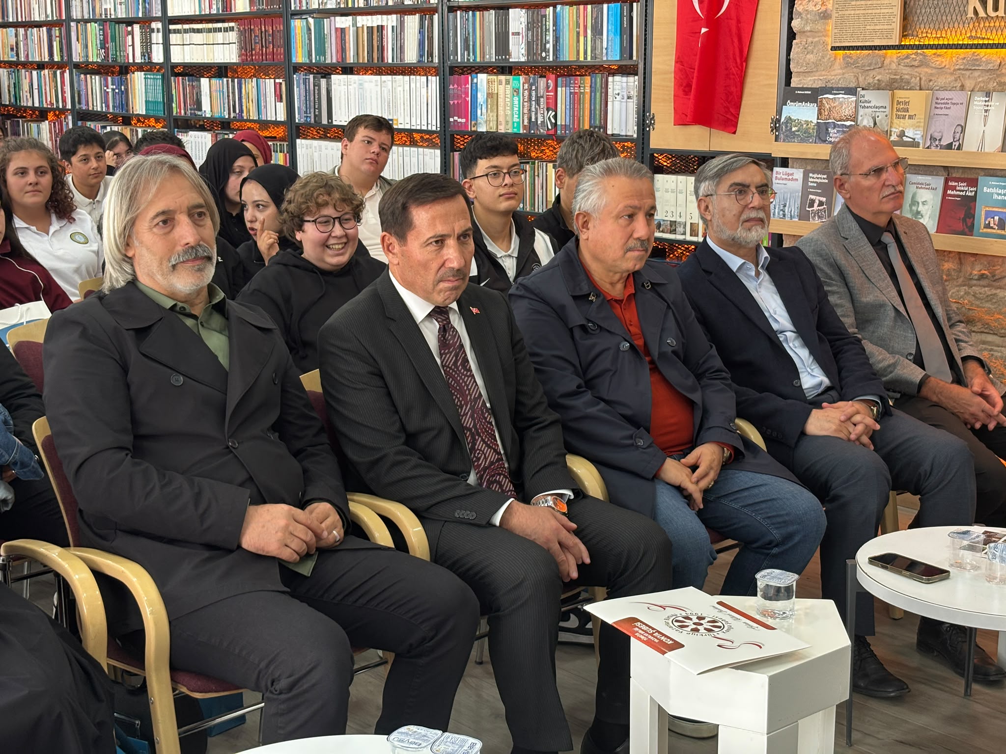 teneffus-bulusmalarinda-ogrenciler-yazarlarla-bulustu-4.jpeg
