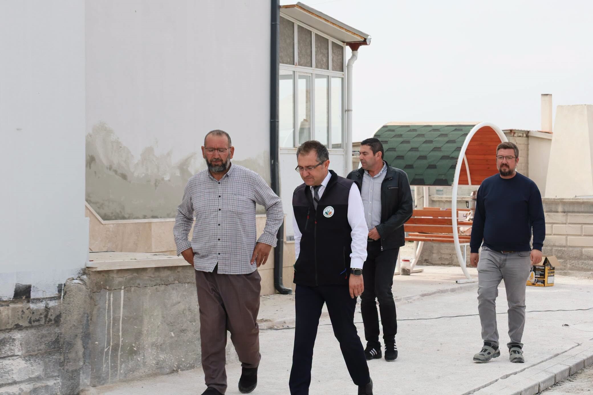 baskan-onal-demiryali-camiinde-suren-calismalari-yerinde-inceledi-2.jpg