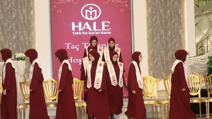 konya-hafizlik-tac-giydirme-merasimi-4.webp