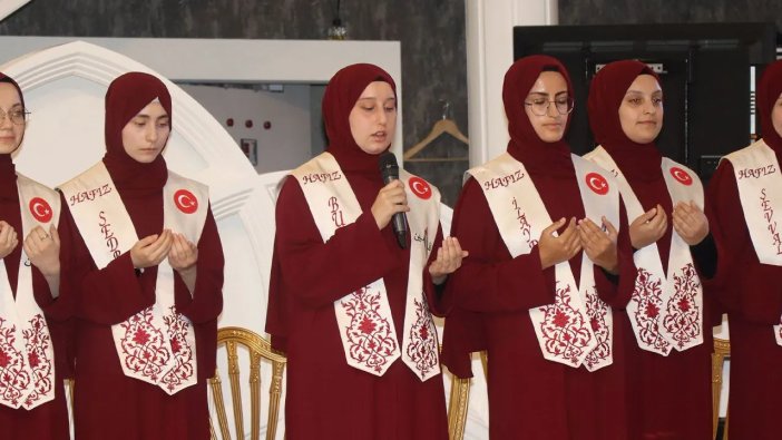 konya-hafizlik-tac-giydirme-merasimi-5.webp