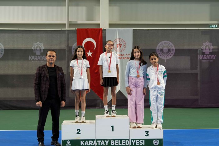 29-ekim-cumhuriyet-bayrami-tenis-turnuvasi-karatayda-tamamlandi-5-002.jpg