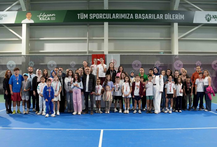 29-ekim-cumhuriyet-bayrami-tenis-turnuvasi-karatayda-tamamlandi-7-001.jpg