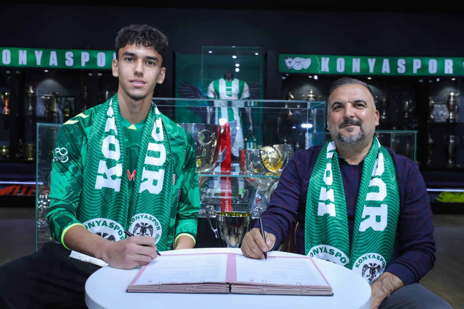 konyasporda-genc-futbolcularla-profesyonel-sozlesme-imzalandi-2.jpg