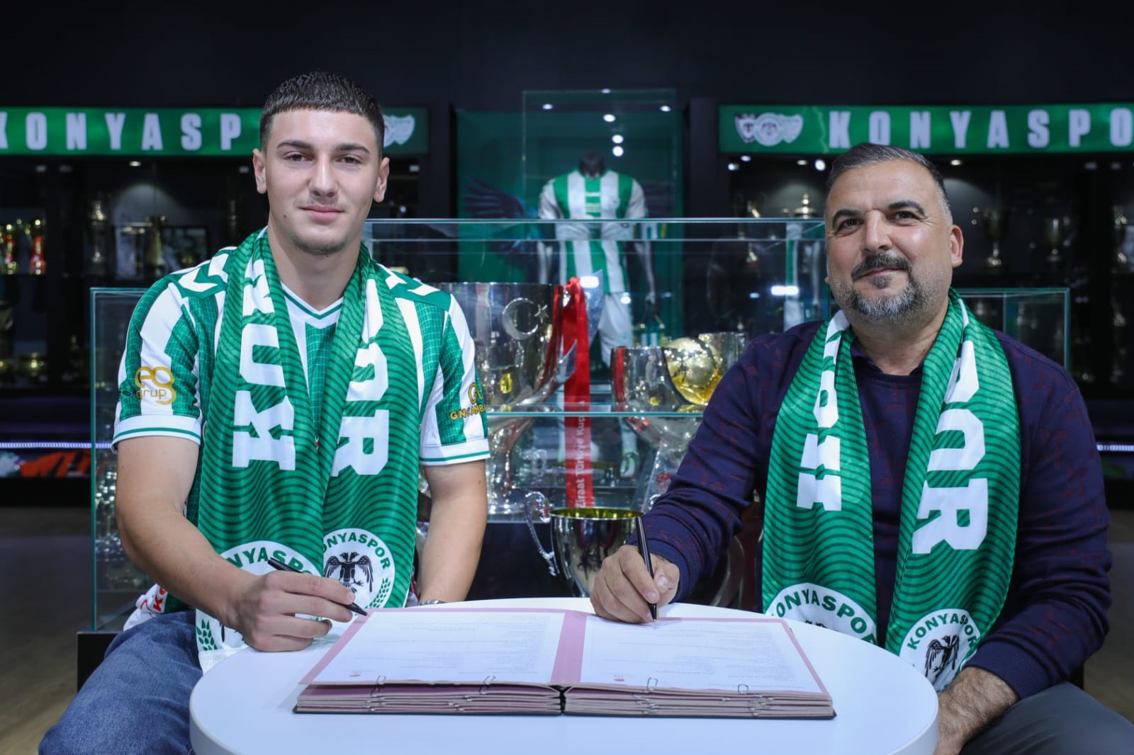konyasporda-genc-futbolcularla-profesyonel-sozlesme-imzalandi-5.jpg